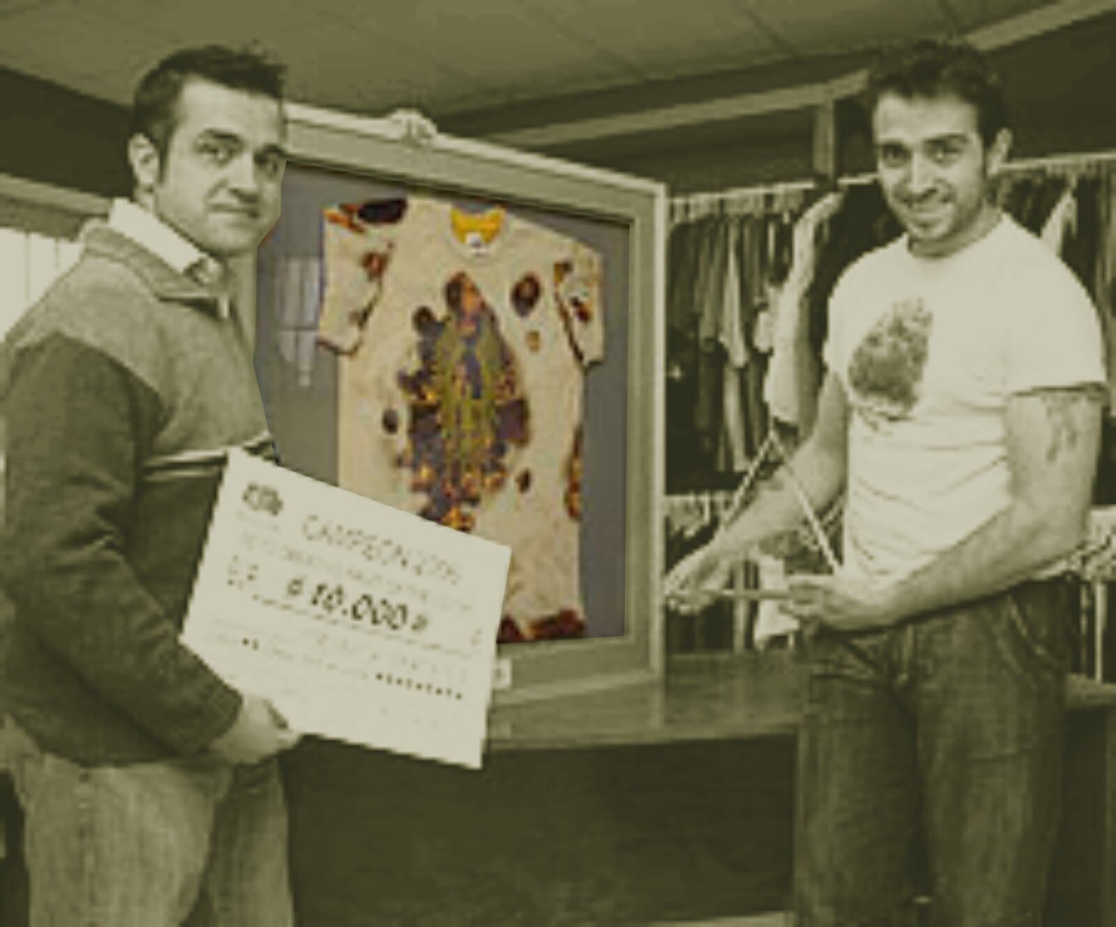 La camiseta del fénix enmarcada y el premio de Fruit of the Loom de 2006